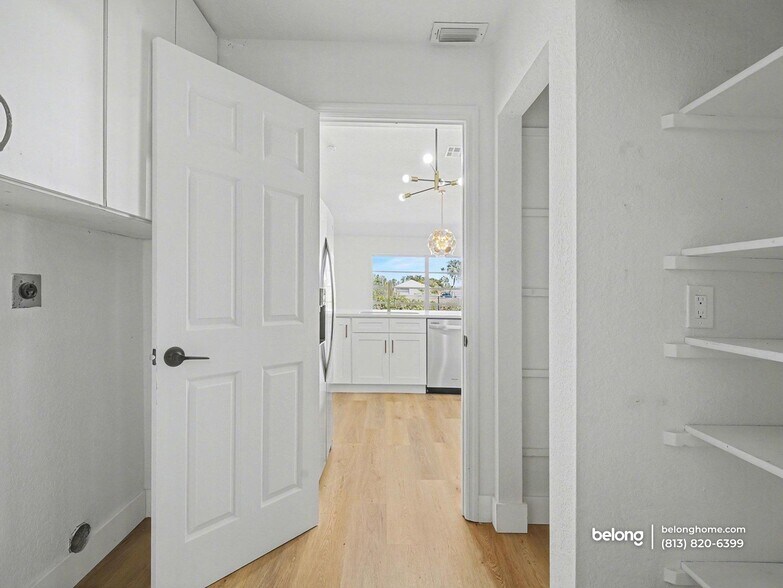 Building Photo - 527 Rotonda Cir