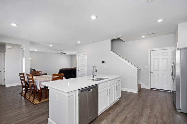 Building Photo - 6313 Town Ln