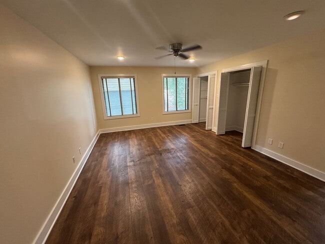 Building Photo - 3 Bedroom 3 Bath Beauty on Golf Course wit...