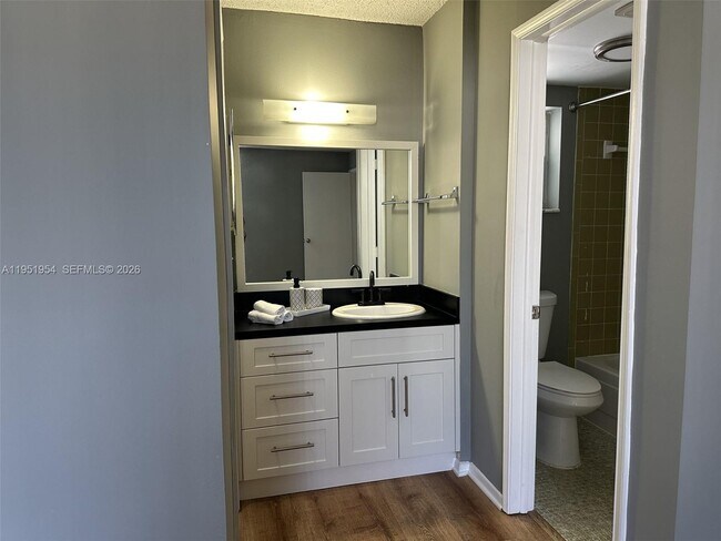 Building Photo - 9450 Live Oak Pl