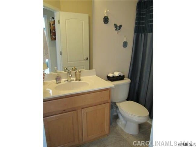 Building Photo - 3BR End Unit Townhome in Summers Walk