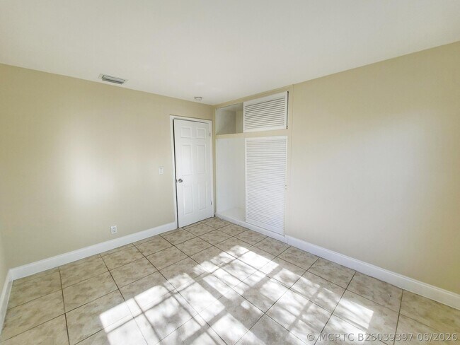 Building Photo - 420 Blue Heron Blvd