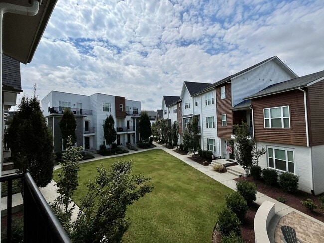 Building Photo - 2/2.5 - MODERN TOWNHOME IN THE NATIONS