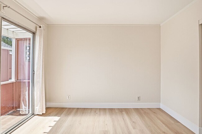 Building Photo - Remodeled 2 Story 3 Bed 1.5 Bath Townhome in Mountain View