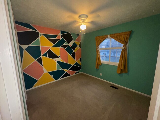 Building Photo - Beautiful 3 Bedroom, 3 Bathroom Home with Large Kitchen & Finished Basement