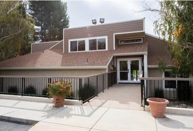 Building Photo - Charming 2 Bedroom Condo for Rent in Newhall!