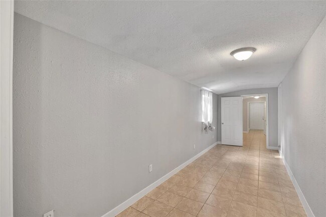 Building Photo - 6602 Lynngate Dr