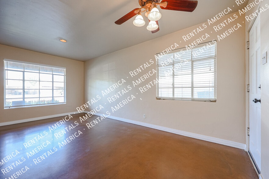 Building Photo - 2911 E Flower St