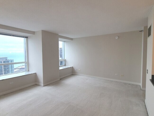 Building Photo - 512 N McClurg Ct