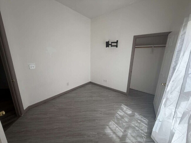 Building Photo - Beautiful 3 Bedroom, 2 Bathroom Home with Open Floor Plan & Spacious Backyard