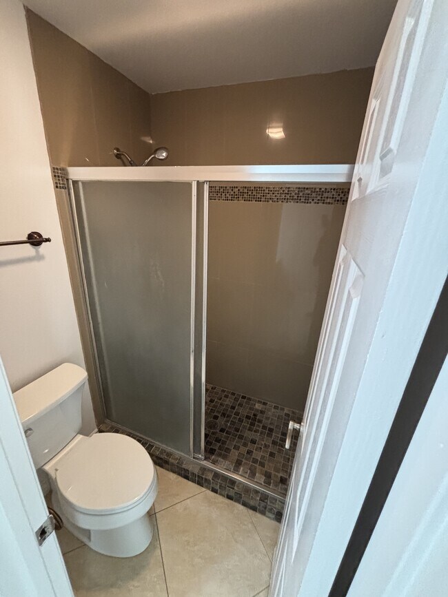 Building Photo - 388 Hilltop Dr