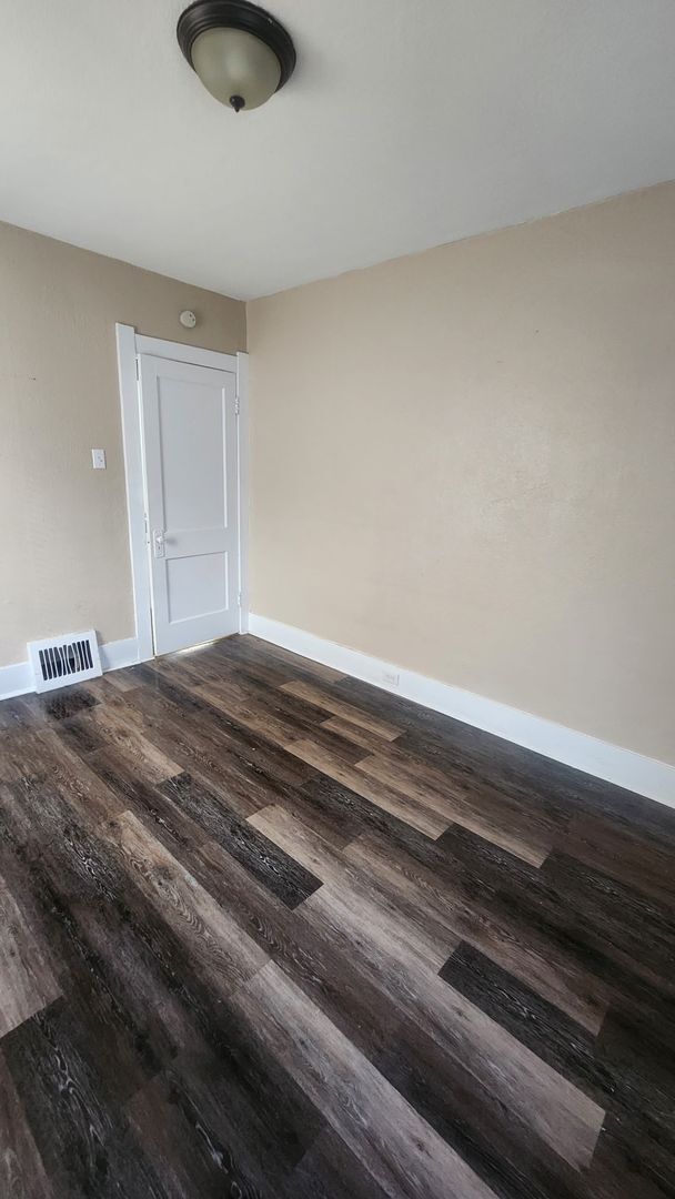 Building Photo - 2 Bed 1 Bath