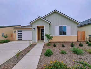Building Photo - Stunning New Construction Home with Designer Touches!