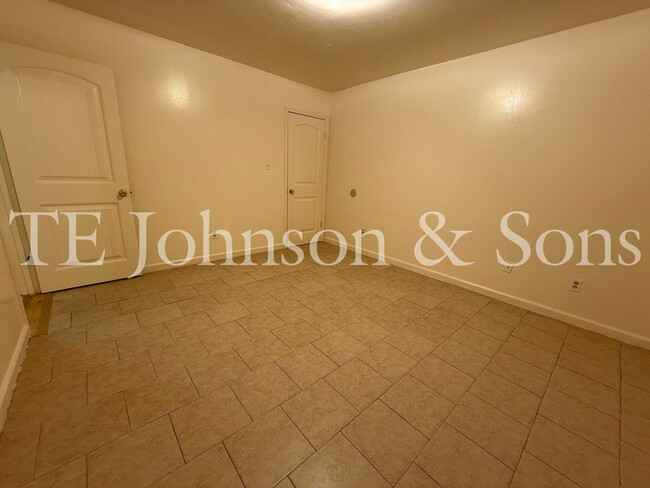 Building Photo - Comfortable 2 Bedroom Living with All Utilities Included on Oakcroft