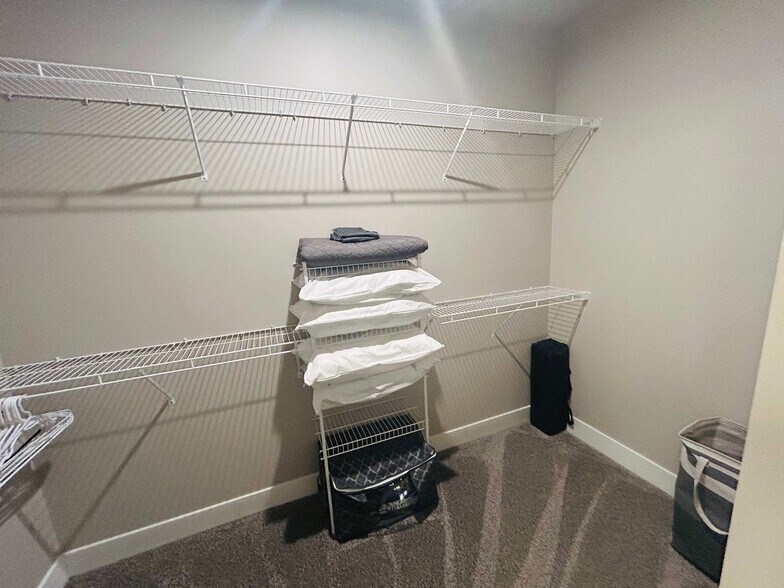 Building Photo - 3939 Pinot Dr