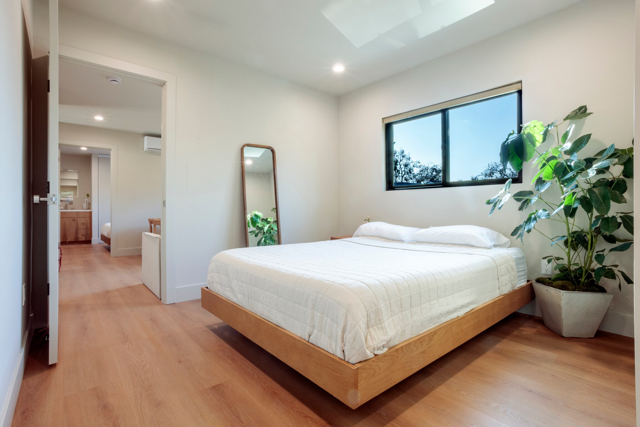 Building Photo - 6900 Willoughby Ave