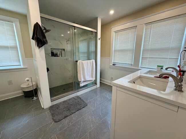 Building Photo - Stunning 4-Bed/2-Bath Home in the heart of Lansdowne! Available First Week of September!
