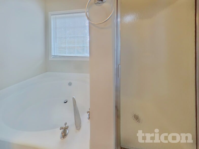 Building Photo - 718 Creekridge Ct