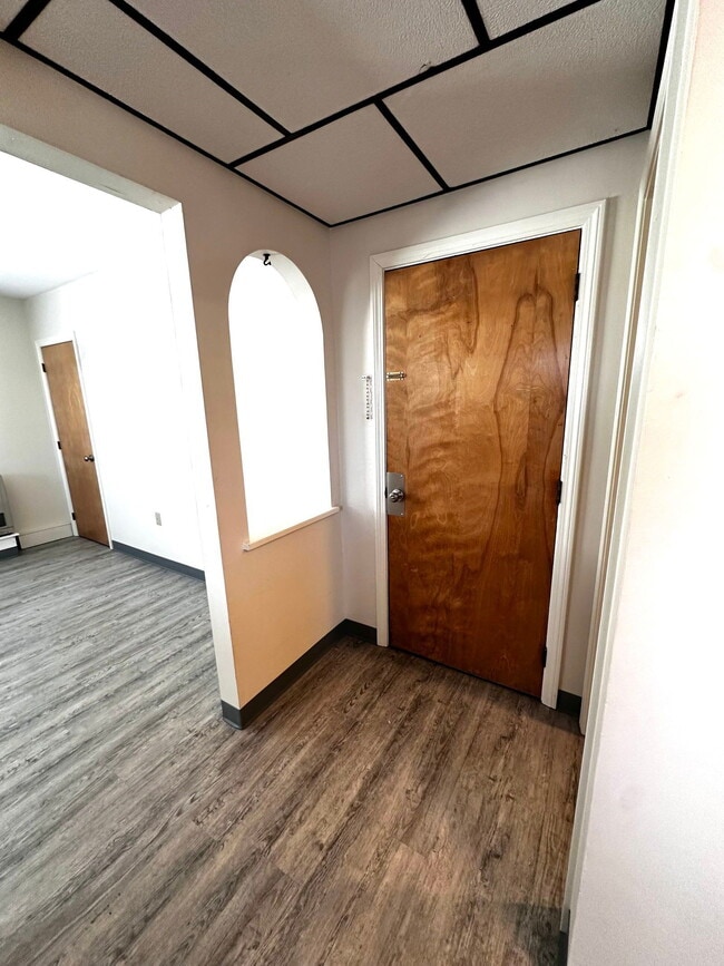 Building Photo - 10 Thompson St