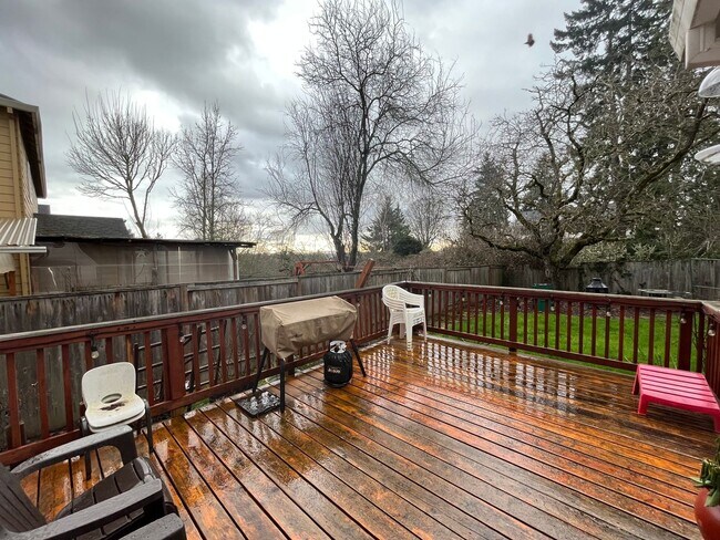 Building Photo - Beautiful 3 Bed, 2.5 Bath House in Central...