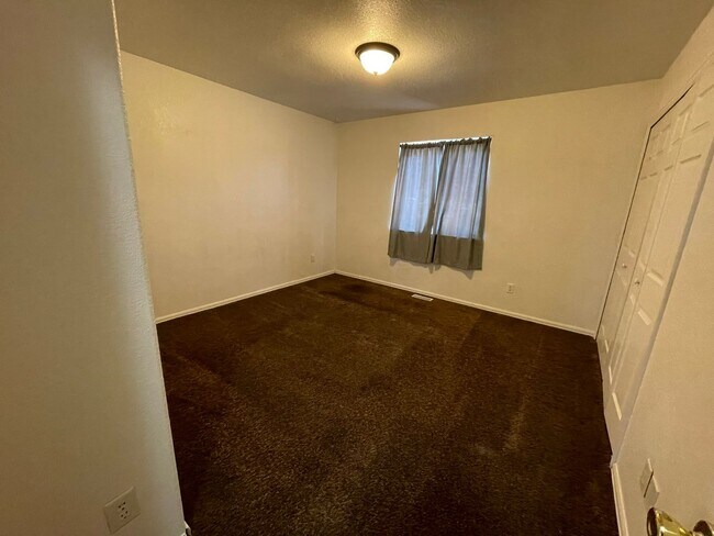 Building Photo - 429 S Oak Creek Dr