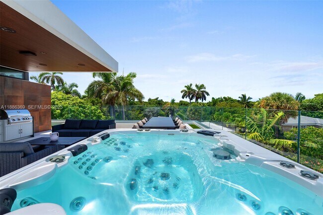 Building Photo - 3306 NE 16th St