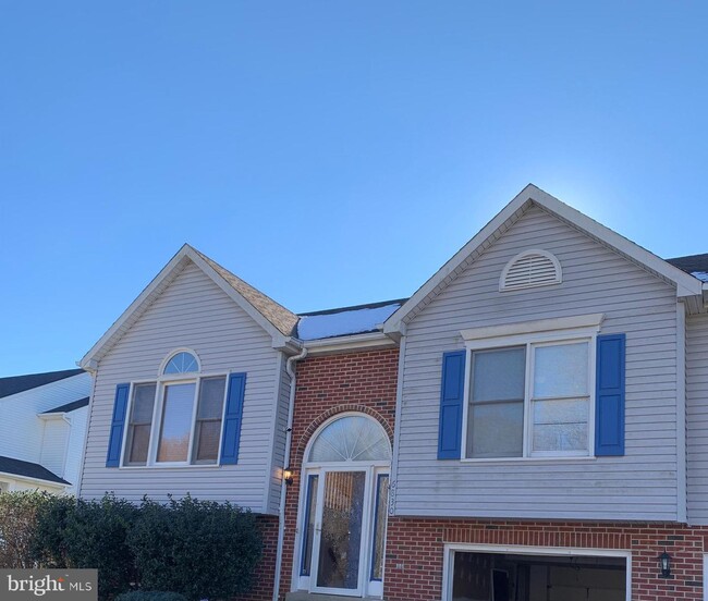 Building Photo - 6830 Red Rose Village Dr