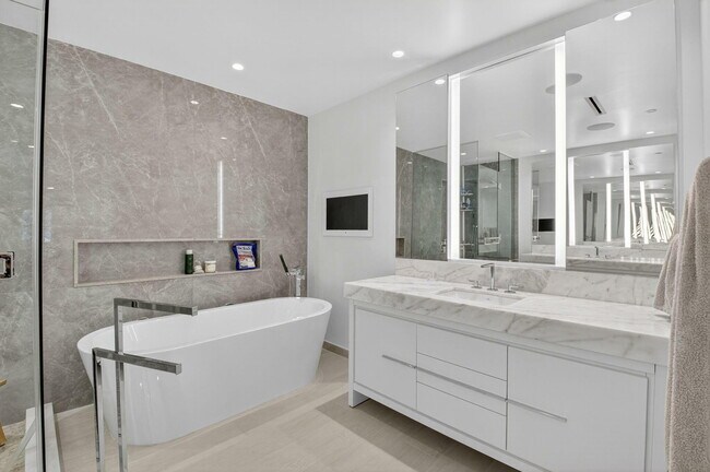 Building Photo - 200 SE Mizner Blvd