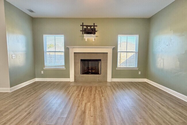 Building Photo - AVAILABLE NOW! (Pet Friendly)