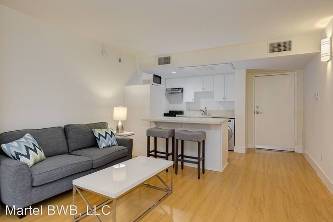 Building Photo - 910 N Martel Ave