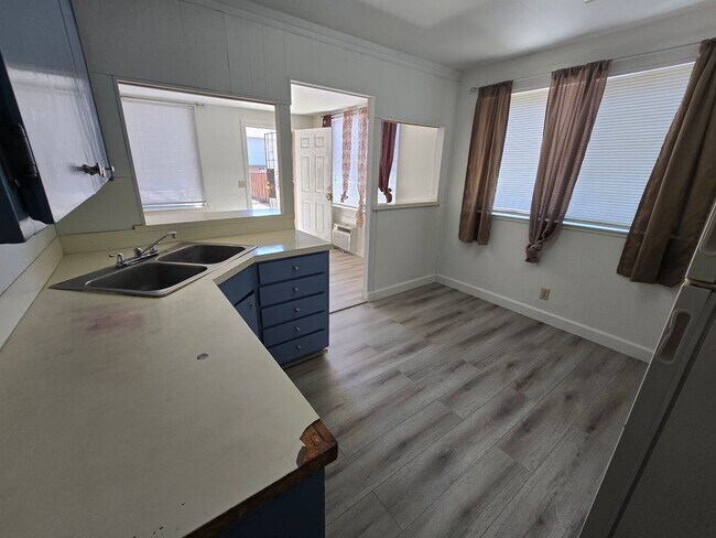 Building Photo - 1 BEDROOM/1 BATH FOR RENT