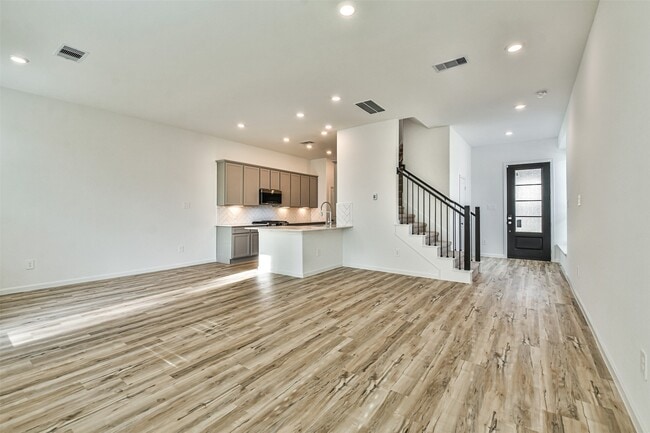 Building Photo - 678 Royal Arch Dr