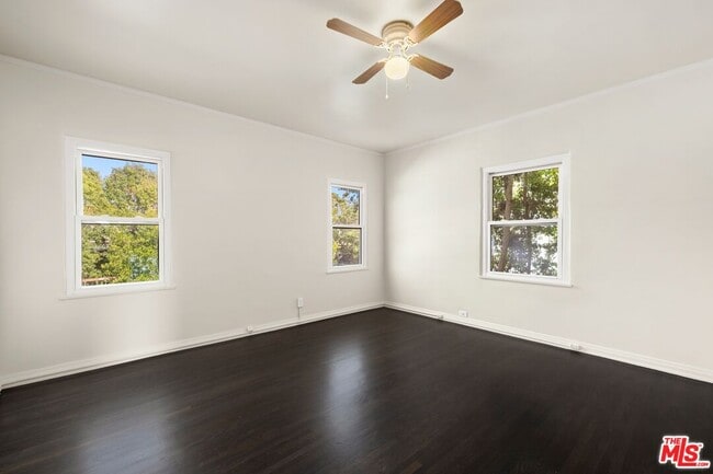 Building Photo - 120 S Poinsettia Pl