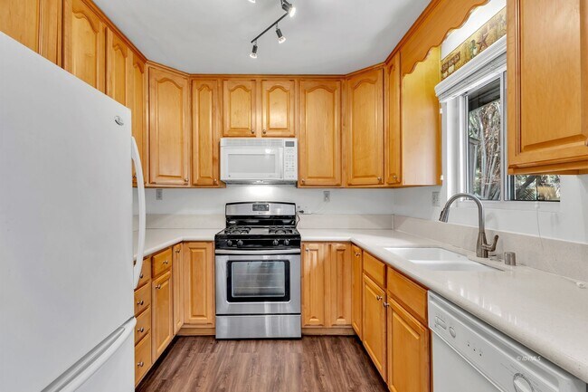 Building Photo - Mountain Lodge Home 1 Mile Away from the C...
