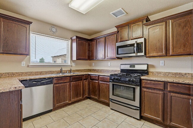 Building Photo - 2-story 3 bed 2.5 bath with loft home in Northeast El Paso