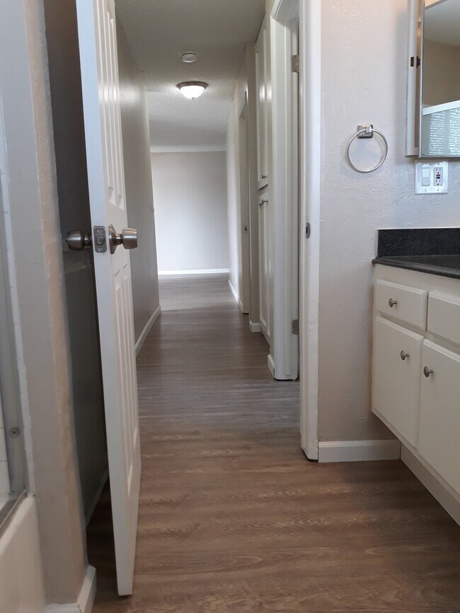 Building Photo - 3 Bed/ 1 Bath San**$2495**
