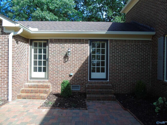 Building Photo - 3317 Lookout Dr SE