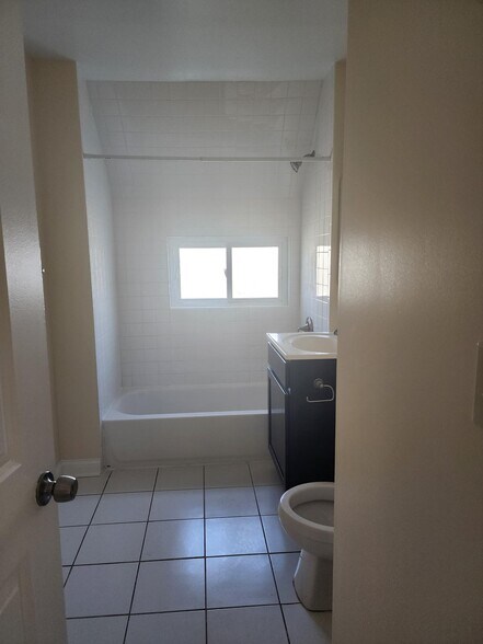 Building Photo - 1921 Darrow Ave