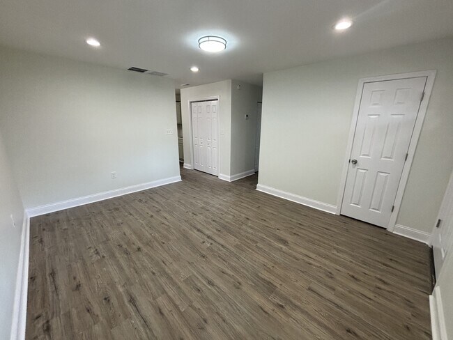 Building Photo - 2257 Central Dr