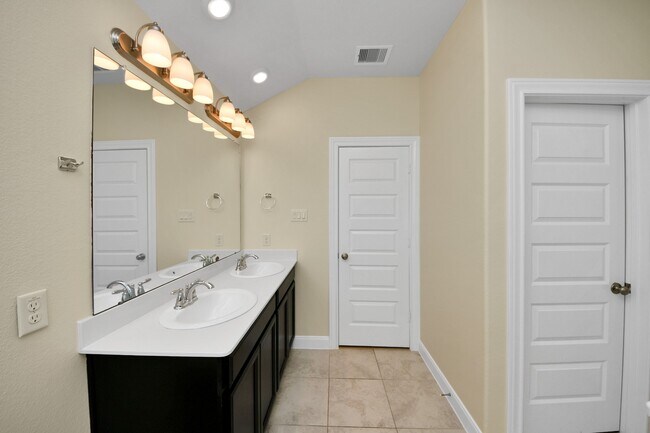 Building Photo - 24654 Greenwood Bay Dr