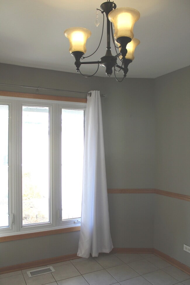 Building Photo - 393 Catbird Ln