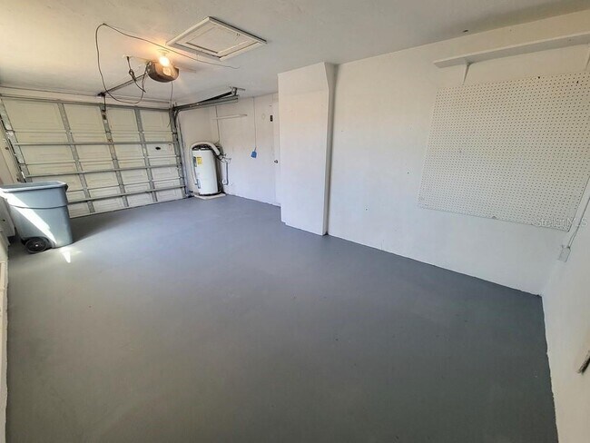 Building Photo - 7920 Pineapple Ln