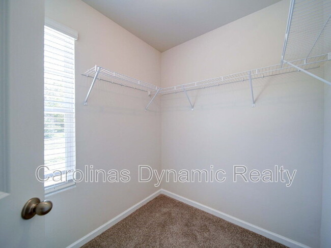 Building Photo - 914 S Battleground Ave