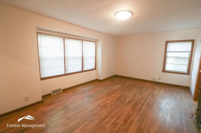 Building Photo - Awesome 3 bedroom 1 bathroom home located close to Aggieville and Campus!