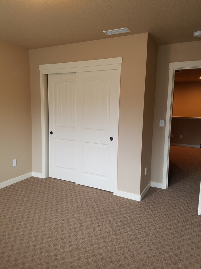 Building Photo - High end town home in perfect location