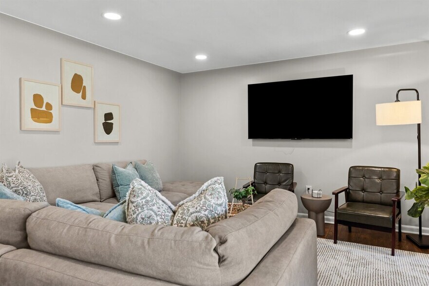 Building Photo - 8254 Mary Ann Ave