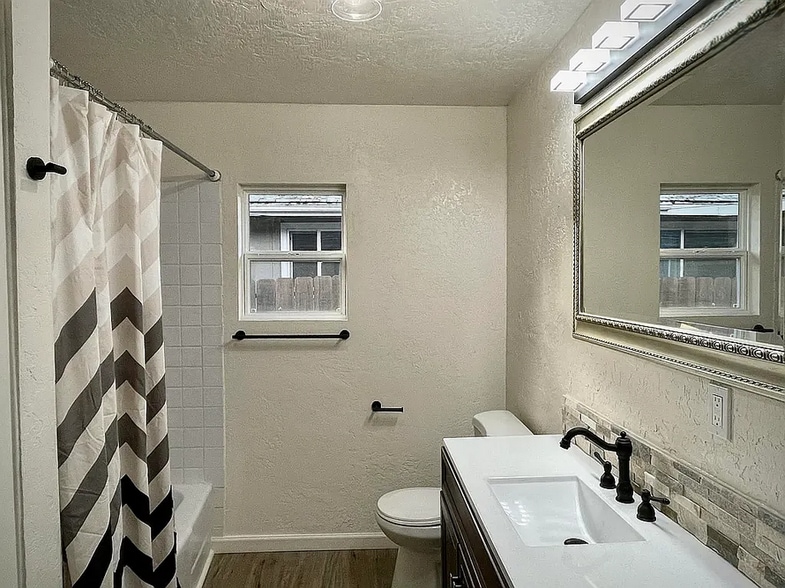 Building Photo - 325 SE M St