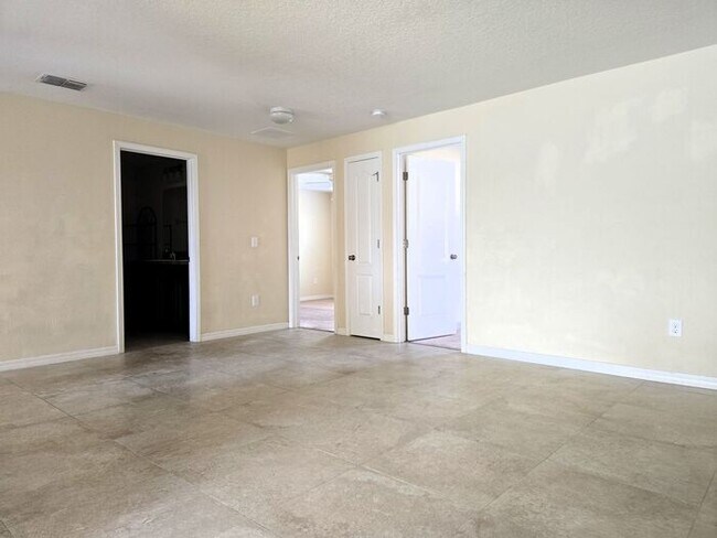 Building Photo - Amazing 4 Bedroom + Office/Bonus Room, 2 1...