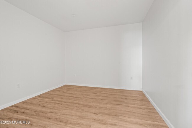 Building Photo - 165 Pavilion Ave