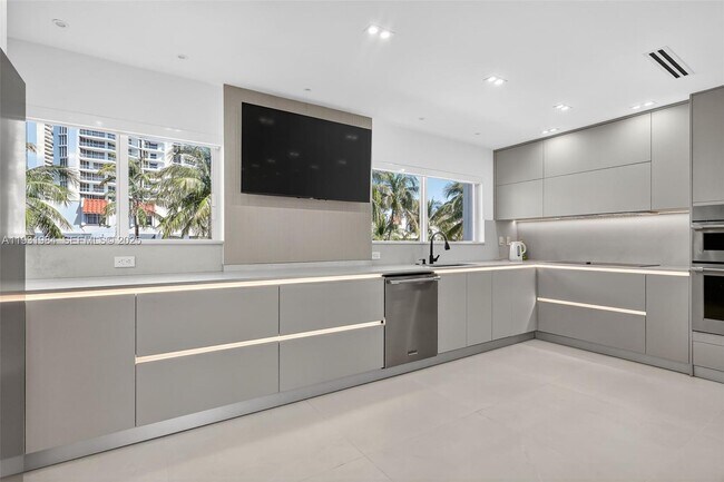 Building Photo - 3830 NE 171 St